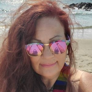 Meet your Posher, Leona